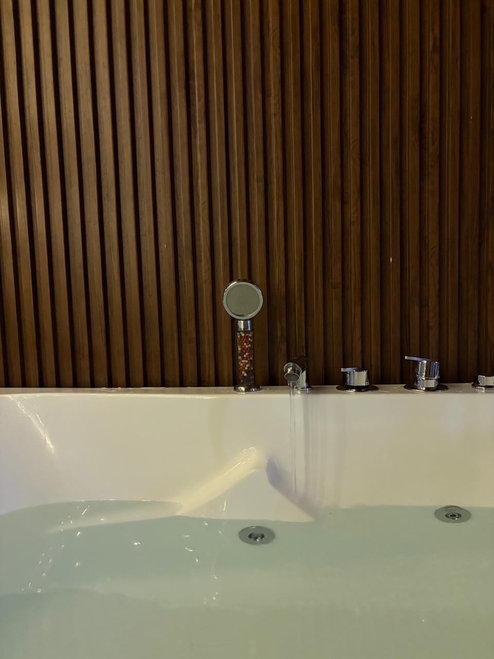 Jacuzzi iluminado de noche en hospedaje romántico de Fraijanes de Poás